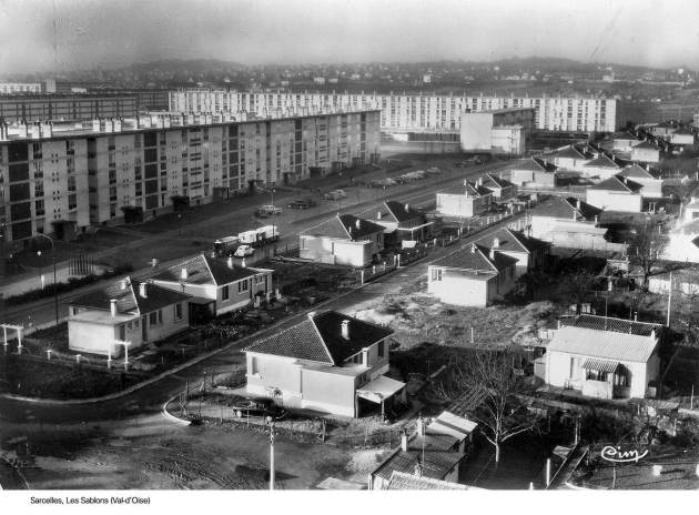 Sarcelles, à droite le grand ensemble construit par la SCIC, à gauche les maisons des Castors vers le milieu des années 1950
